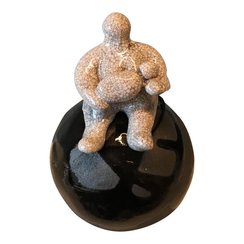 Keramik figur Mor og barn — gave fra De 9 Muser