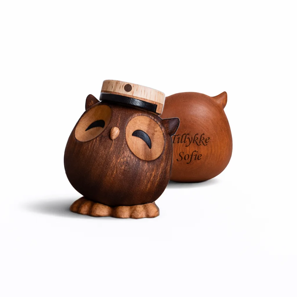 Fablewood - Sofia - den lille Ugle med studenterhue — studentergave fra Dahls Gravering
