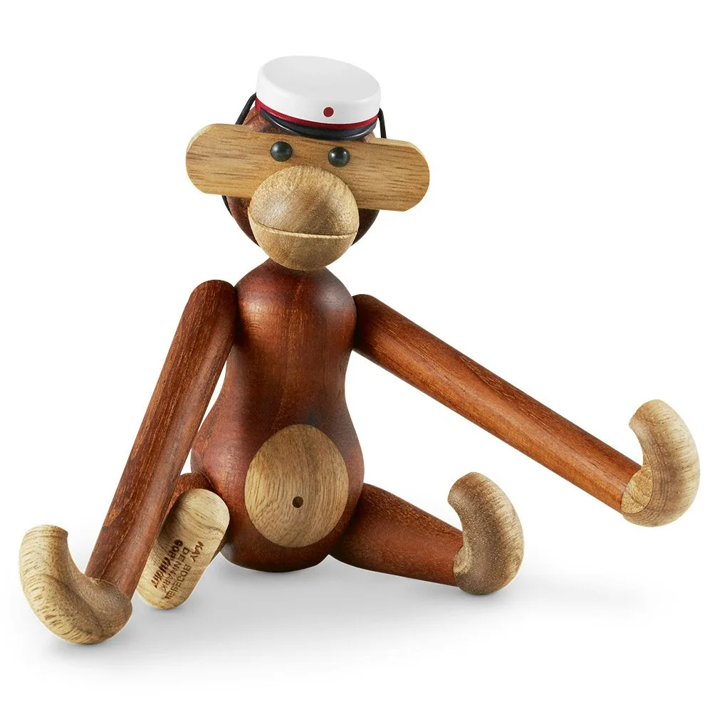 Kay Bojesen Abe Lille Med Eksamen Cap Rød - Dekorative Accessories Teak Træ - 39250-39230 — studentergave fra RoyalDesign